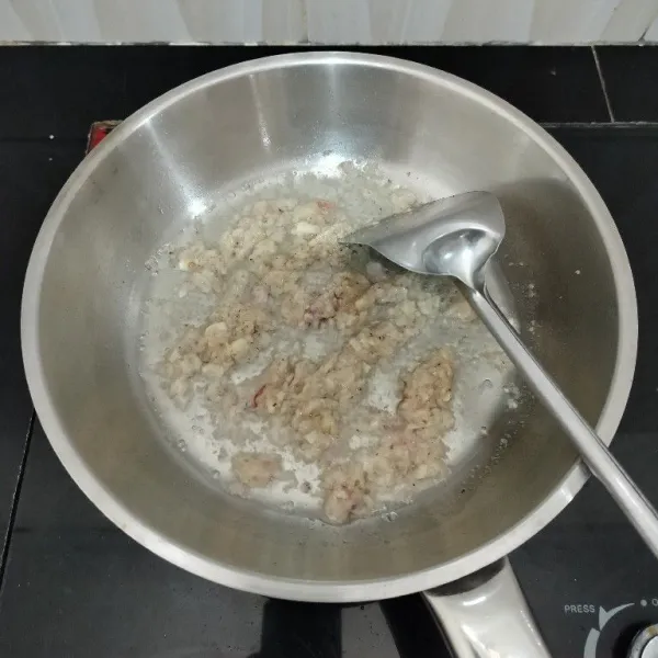 Panaskan minyak goreng, tumis bumbu halus hingga matang.
