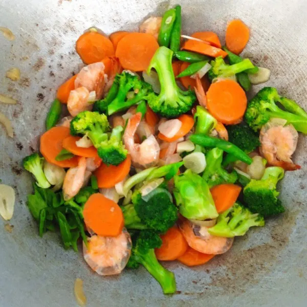 Masukkan daun bawang dan semua bumbu, lalu tes rasa. Kemudian, angkat dan sajikan!