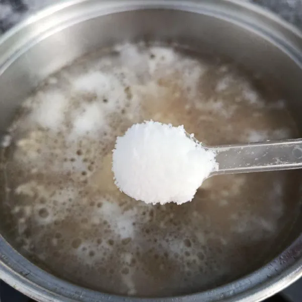 Kemudian, bumbui dengan bumbu penyedap. Koreksi rasa, masak sampai bumbu meresap.