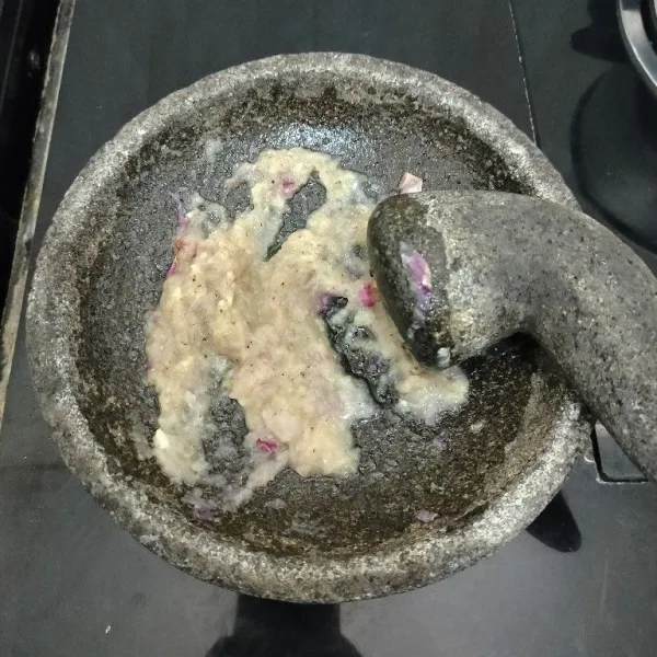 Haluskan bawang merah, bawang putih, dan merica.