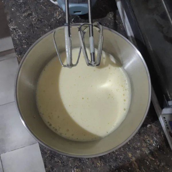 Mixer minyak goreng, madu, dan telur hingga mengembang pucat