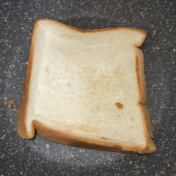Panggang roti sampai sedikit kecoklatan lalu angkat.