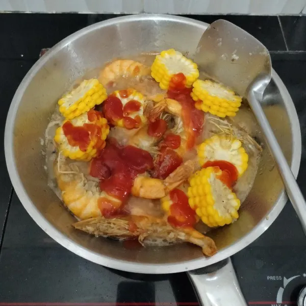 Kemudian masukkan saos tomat, saos cabai, garam, dan gula pasir. Aduk rata.