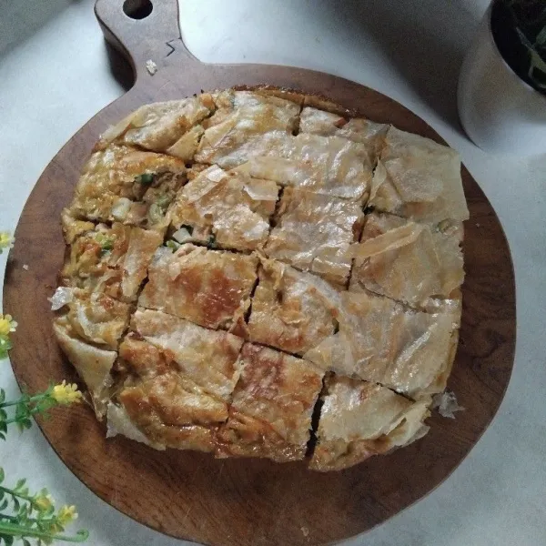 Goreng martabak hingga kedua sisi matang. Angkat dan tiriskan. Potong-potong dan sajikan bersama cabe rawit atau saus cocolan.