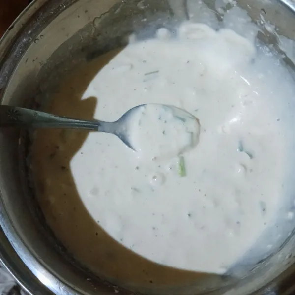 Tuang air secukupnya dan irisan daun bawang. Aduk rata dan cek rasanya.