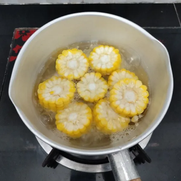 Potong-potong jagung manis, lalu rebus dengan air secukupnya hingga matang. Angkat.
