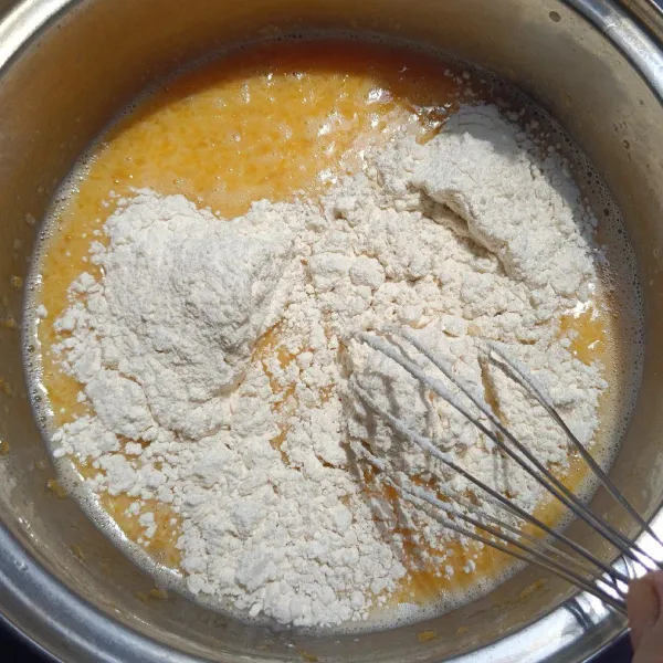 Masukkan terigu, baking powder, dan kayu manis sambil diayak.