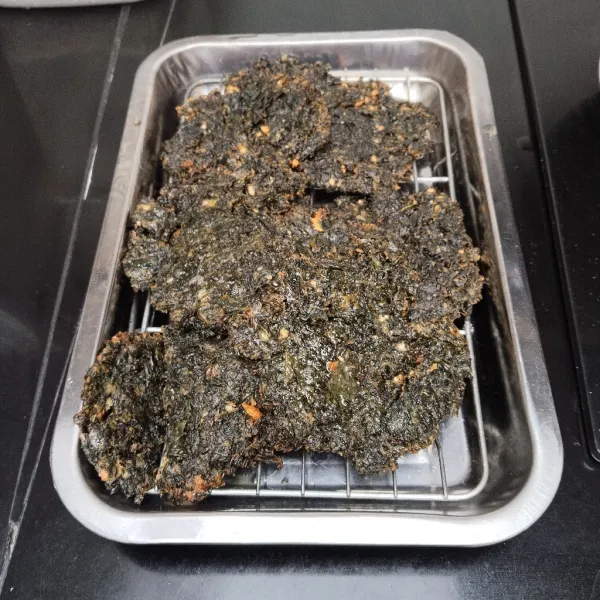 Tiriskan, lalu pindahkan ke piring saji.