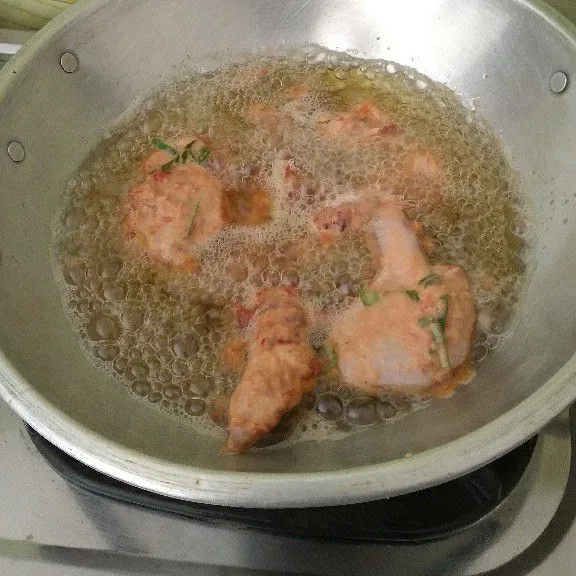 Goreng ayam sampai semua sisi matang.