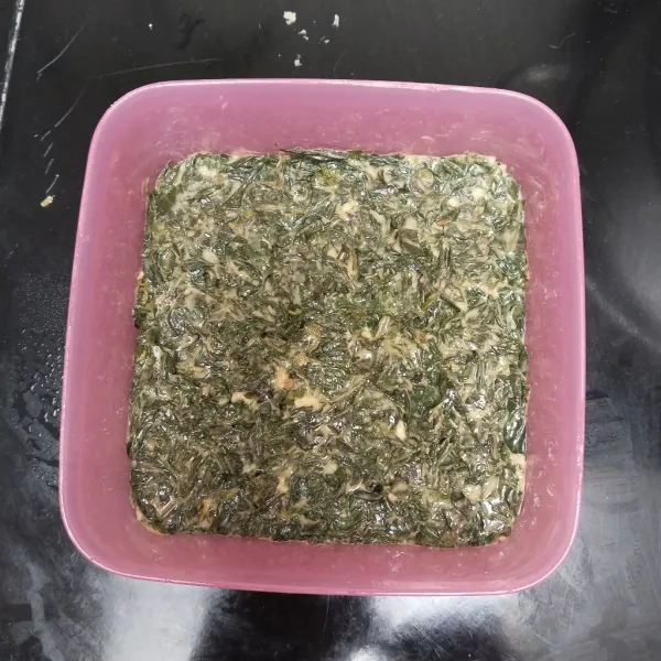 Tuang ke dalam loyang atau wadah tahan panas.