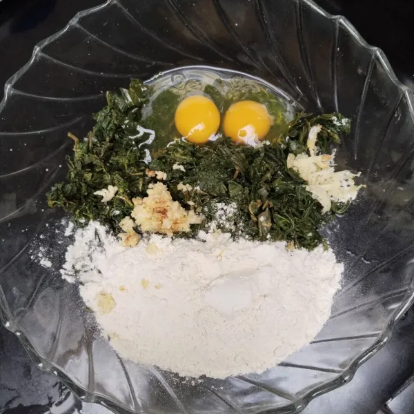 Masukkan daun singkong ke dalam mangkuk besar. Tambahkan bahan lainnya seperti tertulis di atas, kemudian aduk rata.