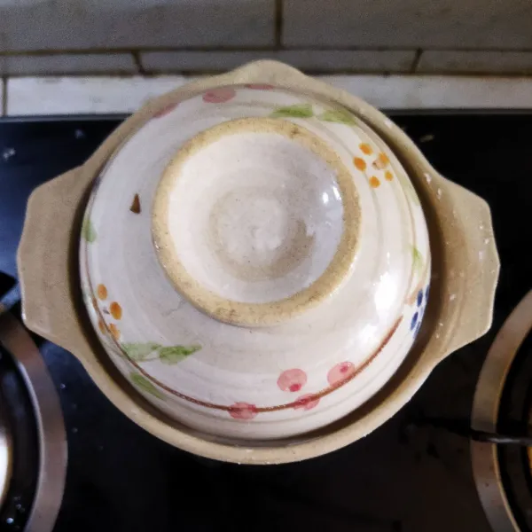 Tutup wadah dengan mangkuk tahan panas dan masak hingga beruap selama 15 menit, kemudian matikan kompor.