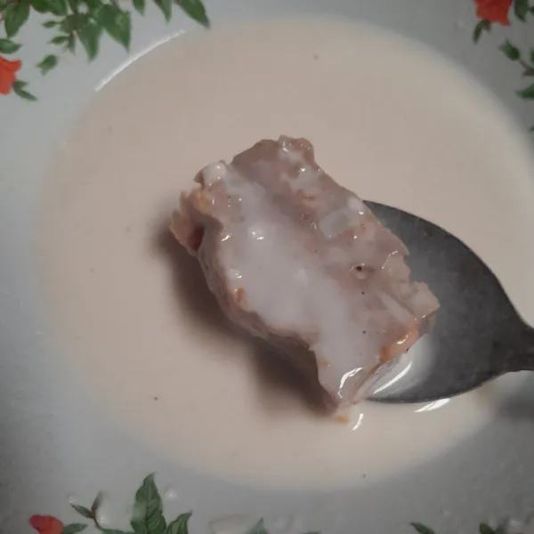 Gulingkan nugget ke dalam tepung basah.