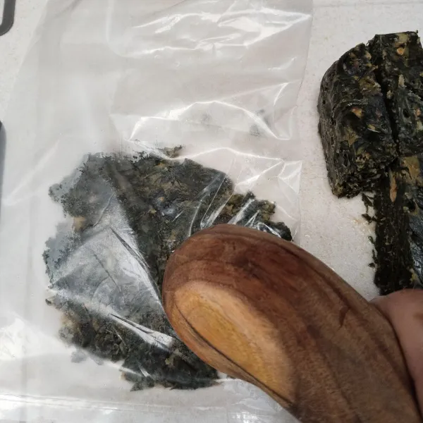 Masukkan plastik lalu pilihkan, jangan sampai terputus.