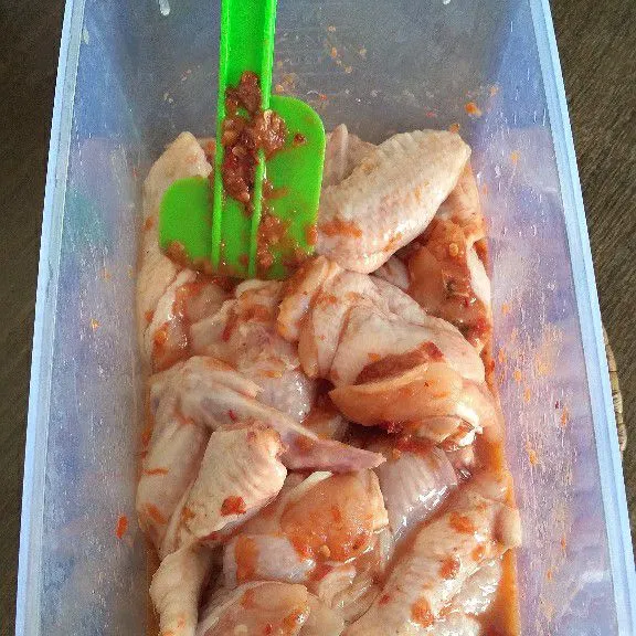 Campur bumbu halus, telur, dan ayam.