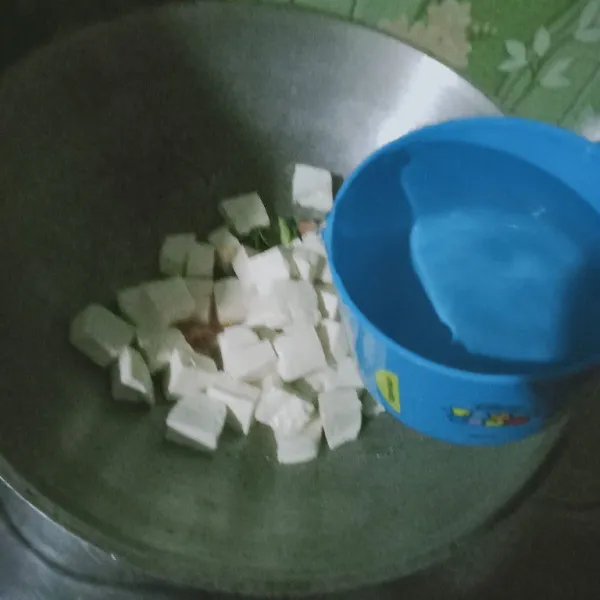Masukkan tahu, air masak hingga mendidih.
