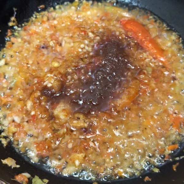 Tambahkan gula dan kaldu bubuk, aduk rata.