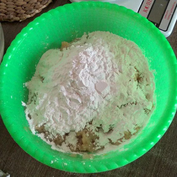 Masukkan tepung tapioka.