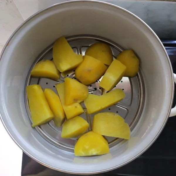 Kukus ubi jalar hingga matang, lalu angkat.