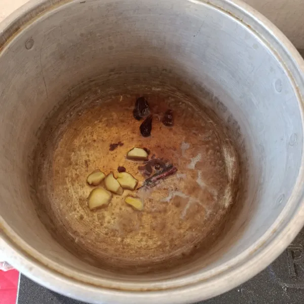 Tambahkan gula merah, garam, dan kayu manis. Kemudian. masak hingga mendidih.