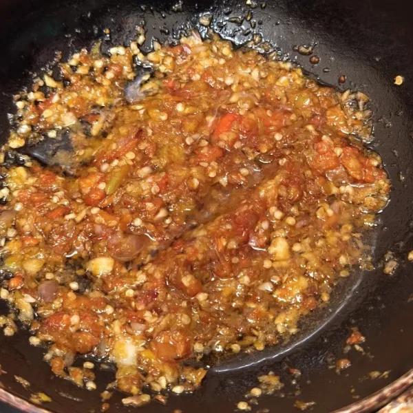 Setelah sambal cukup layu, matikan api dan siap disajikan! Selamat mencoba!