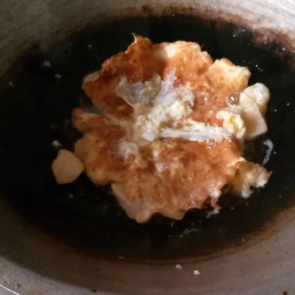 Panaskan minyak, lalu goreng lenggang. Bisa langsung aja didadar atau berkloter sesendok-sesendok (misah).