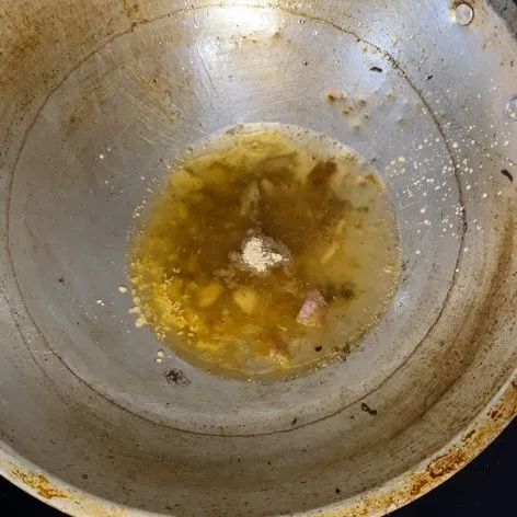 Tambahkan air, lalu koreksi rasa.