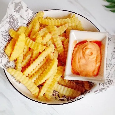 Kemudian, taburi dengan garam dan sajikan bersama saus pelengkap!