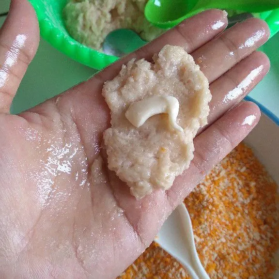 Ambil adonan ayam isi dengan keju oles. Balut ke adonan basah, lalu balut ke tepung panir. Goreng ayam keju sampai berwarna golden brown.