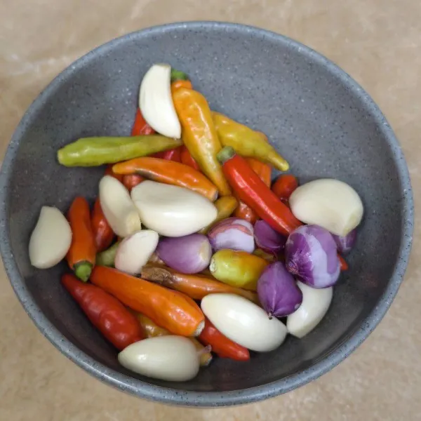 Cuci bersih cabe dan bawang.