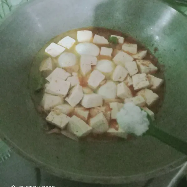 Masukkan garam, gula, kaldu bubuk, dan merica. Aduk rata, kemudian koreksi rasanya dan angkat. Sajikan dengan taburan bawang merah goreng!