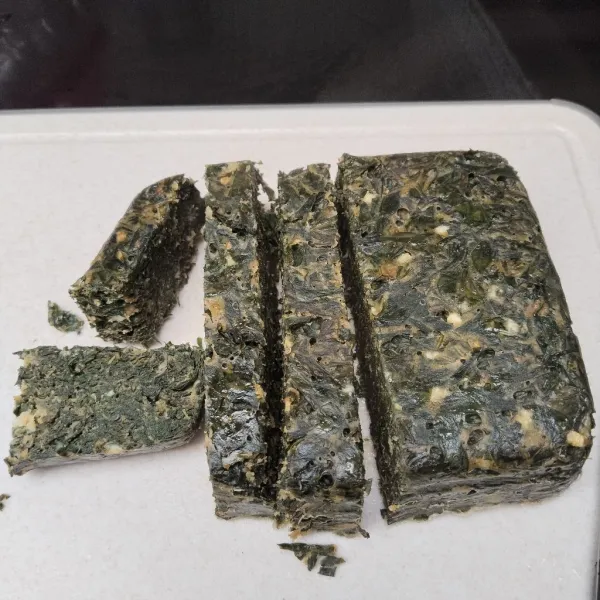 Tunggu dingin, lalu keluarkan dari wadah dan potong-potong.