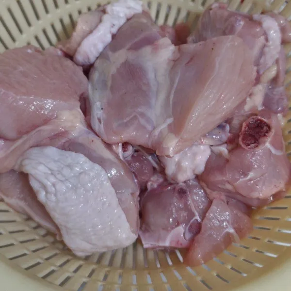 Cuci bersih ayam dan tiriskan.
