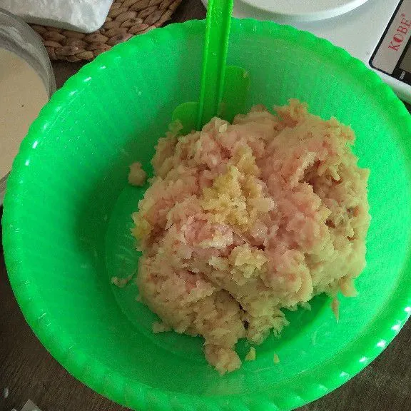 Haluskan bawang putih dan daging ayam fillet.