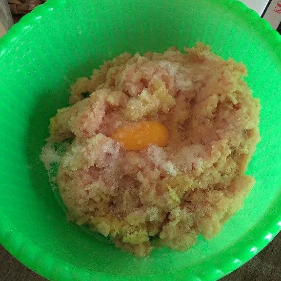Campurkan telur, garam, kaldu bubuk, lada bubuk, saos tiram, dan minyak wijen.