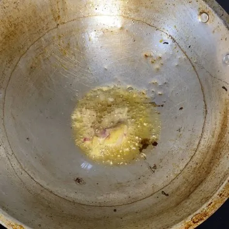 Tumis bawang merah dan putih sampai wangi.