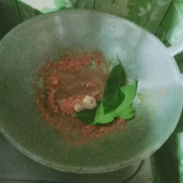 Haluskan bumbu, kemudian tumis hingga harum. Masukkan bumbu kari, lengkuas, dan daun salam. Tumis kembali.