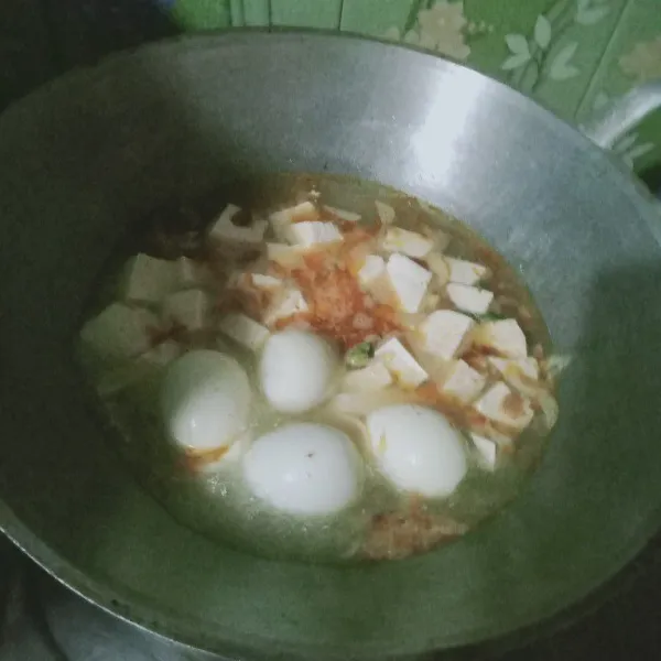 Masukkan telur dan santan, masak hingga bumbu meresap dan kuah mengental atau berkurang.