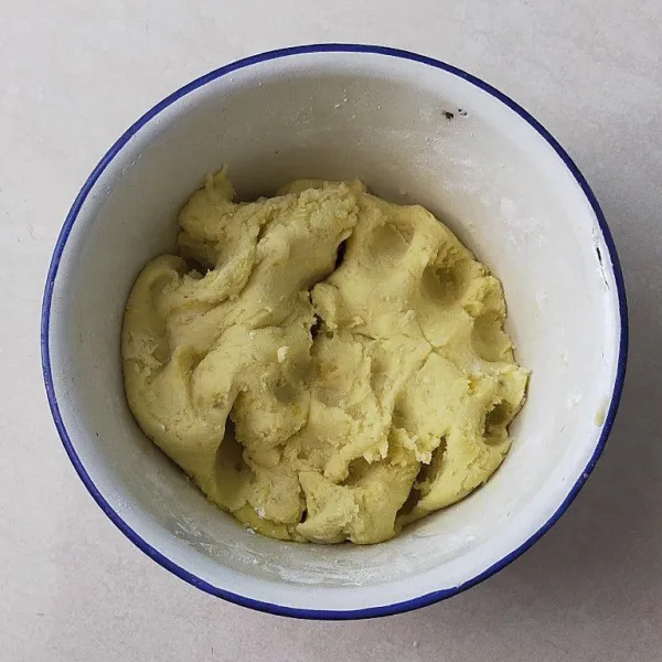 Aduk hingga kalis dan dapat dipulung.