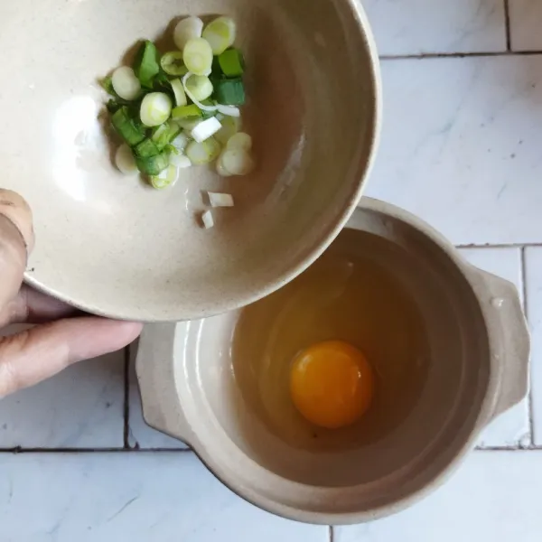 Tambahkan bawang prei, kaldu ayam, kecap ikan, garam, lada, dan minyak wijen. Aduk dengan whisk atau sumpit hingga tercampur rata.