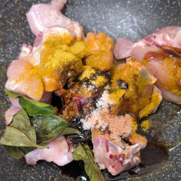 Masukkan ayam ke dalam wajan. Beri bumbu daun salam, daun jeruk, bumbu marinasi, kecap, saos tiram, gula, garam, dan kaldu bubuk.