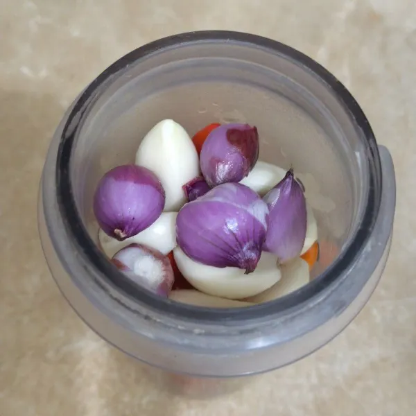 Masukkan ke dalam gelas blender dan haluskan, saya haluskannya agak kasar biar ada tekstur cabe rawitnya.