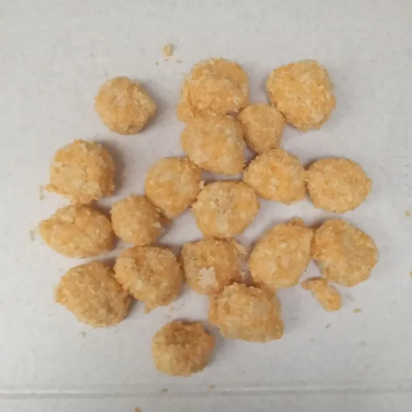 Simpan dulu di kulkas sebelum digoreng agar tepung roti kokoh dan tidak mudah lepas saat digoreng.