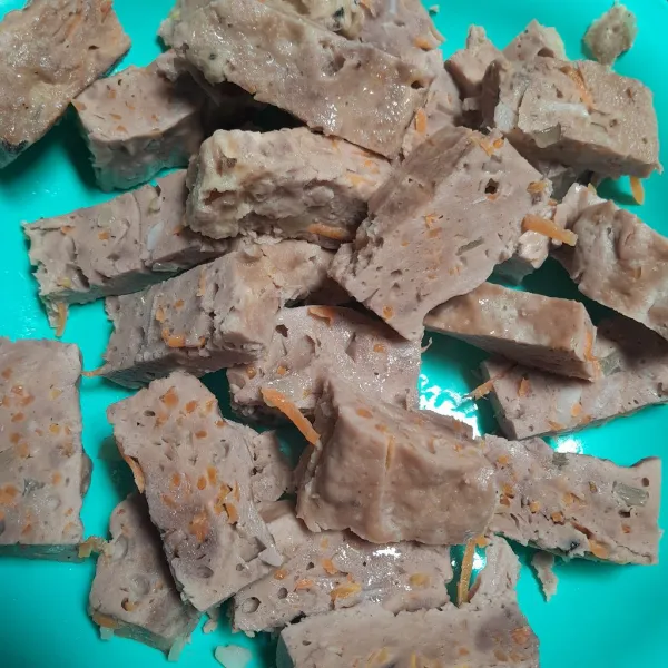 Setelah dingin, keluarkan dari loyang. Potong-potong sesuai selera.