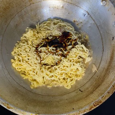 Masukkan kecap manis.