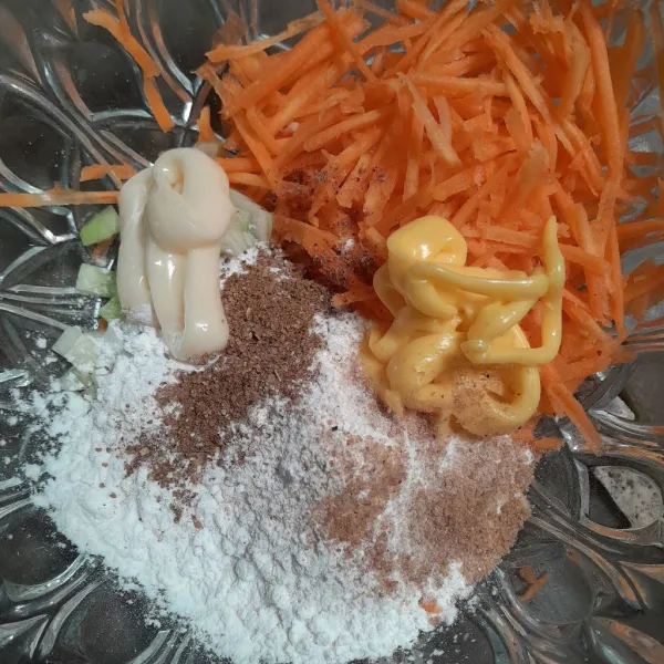 Masukkan tepung terigu, mayonaise, margarin, kaldu bubuk, garam, dan merica.