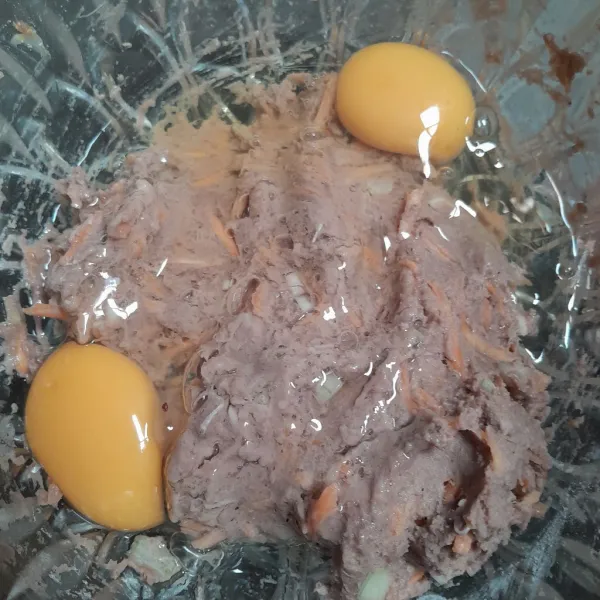 Masukkan telur, aduk rata.