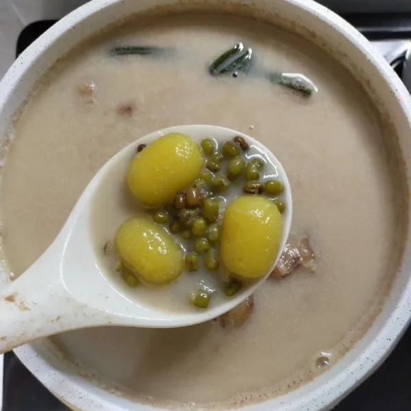 Aduk rata dan masak hingga santan sampai mendidih, lalu matikan api.