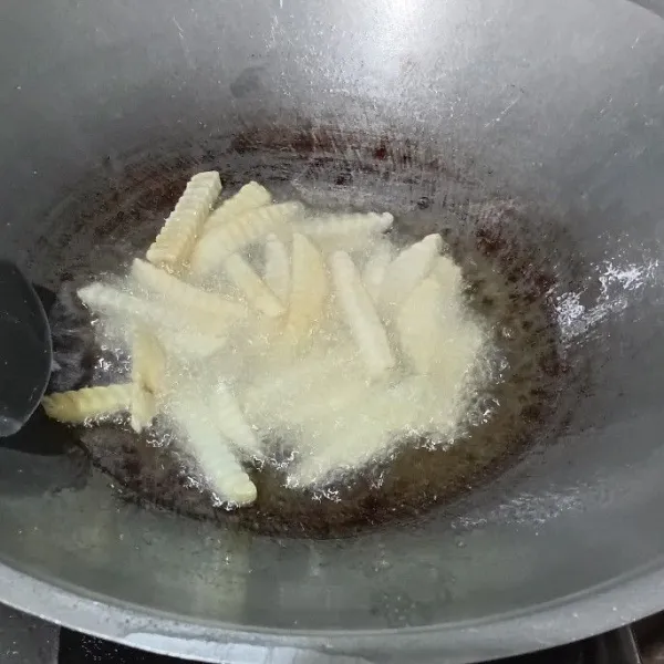 Kemudian, goreng hingga matang. Angkat dan tiriskan, tunggu hingga dingin. Ulangi langkah ke 3 dan 4, kemudian angkat dan tiriskan!