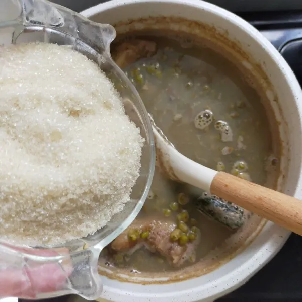 Rebusan kacang hijau yang sudah matang, tambahkan gula pasir dan sedikit garam, aduk hingga larut.